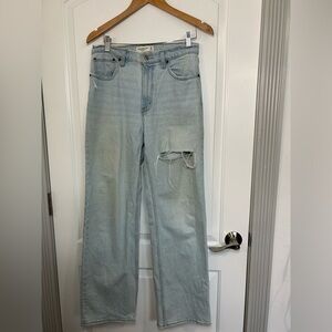 Abercrombie & Fitch Light Wash The 90s Relaxed High Rise Jeans size 29/ 8 chic